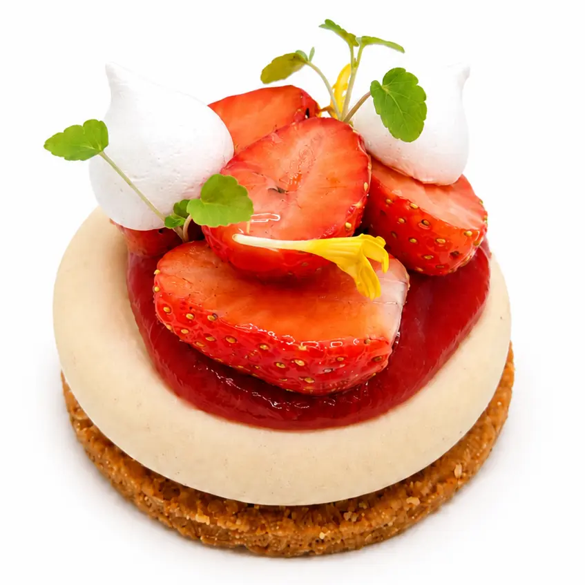 fraises Sarthoises, gel fraise, crémeux thé aux fruits rouges et aux céréales, streusel aux amandes